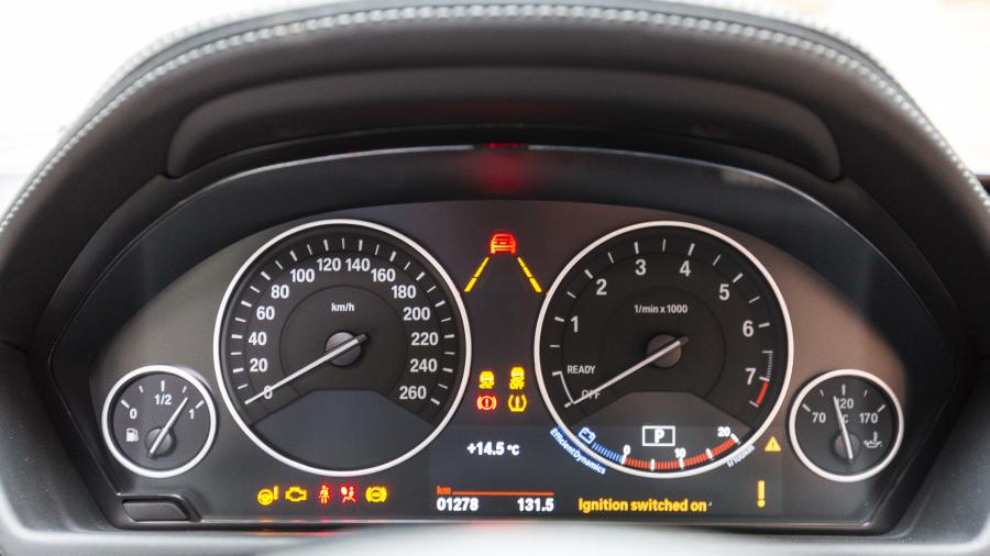 Панель приборов BMW 330i 100 Year Edition 2016 года  (AU) (фото 14 из 19)